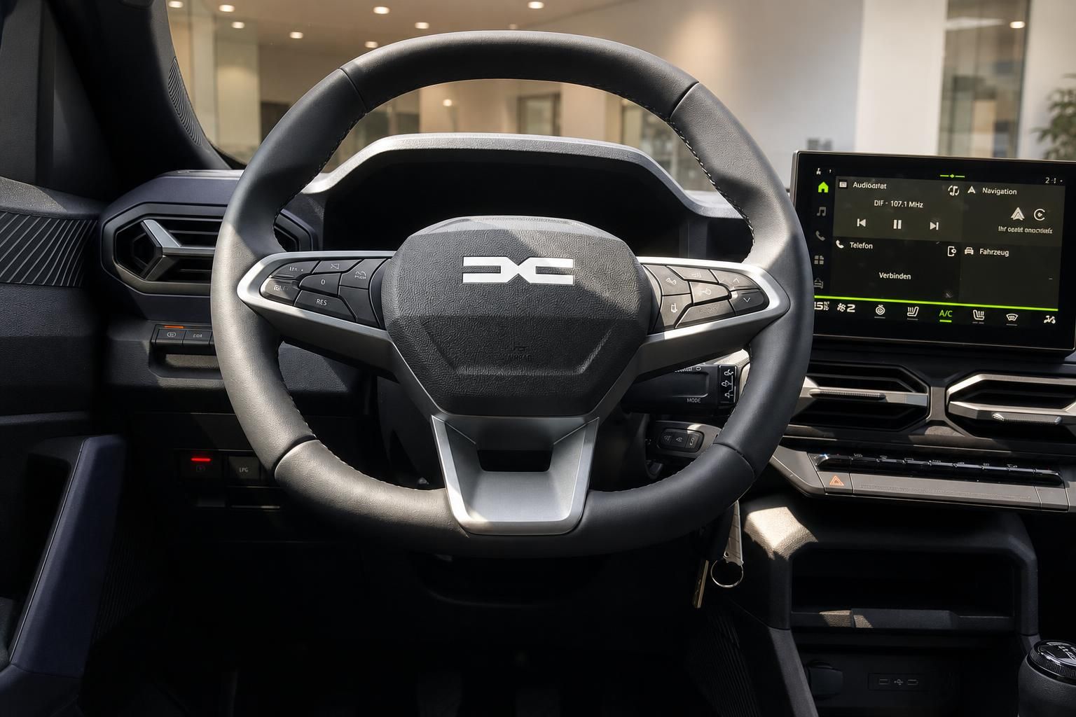 Dacia Bigster Innenraum Lenkrad mit Infotainment-Display – modernes Cockpit mit Navigationssystem