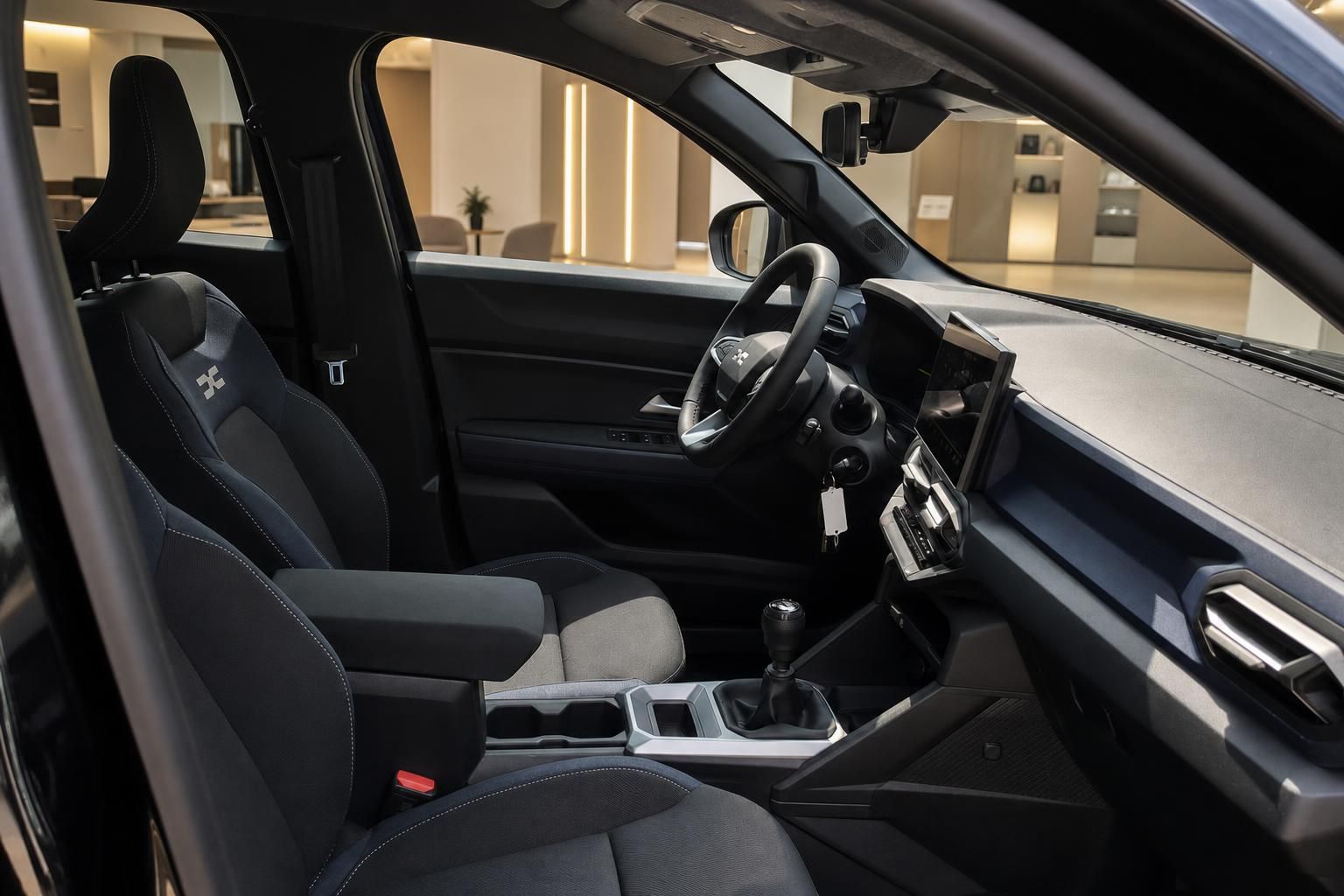 Dacia Bigster Innenraum Vordersitze mit Schaltgetriebe – geräumiges Interieur in schwarz-grau
