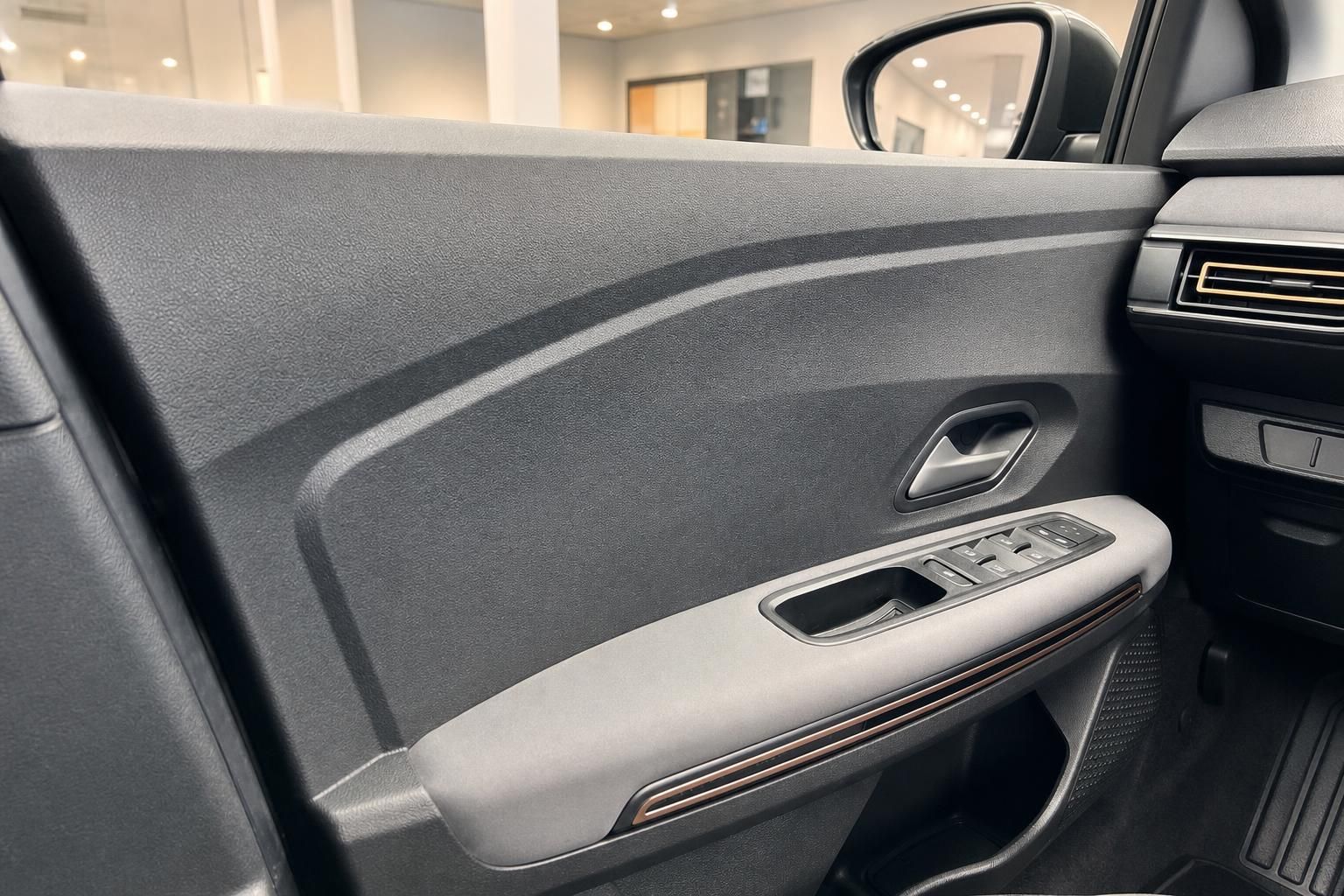 Dacia Türverkleidung mit Fensterheber-Bedienelementen im Detail