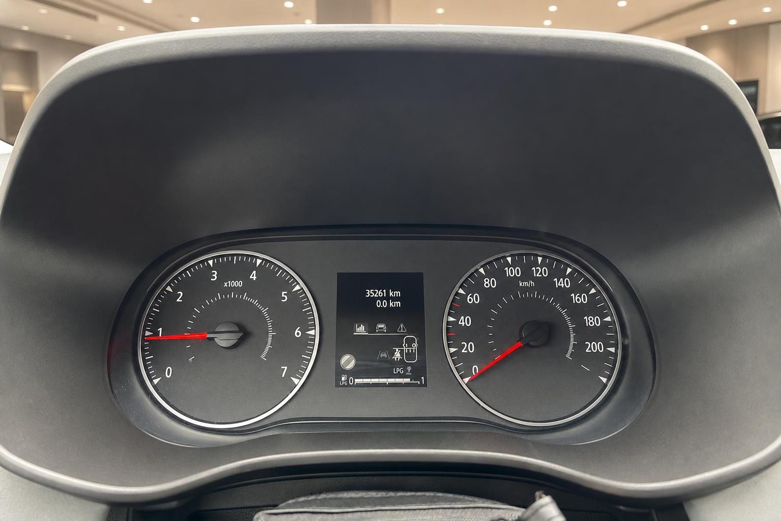 Tacho und Kombiinstrument mit Kilometerstand 35261 km im Innenraum