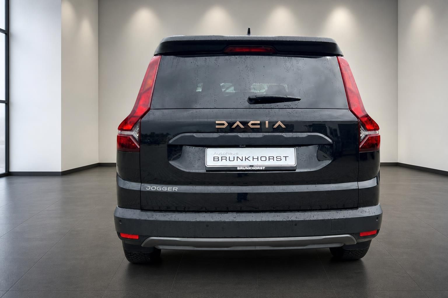 Dacia Jogger schwarz Heckansicht mit Rueckleuchten im Autohaus Brunkhorst