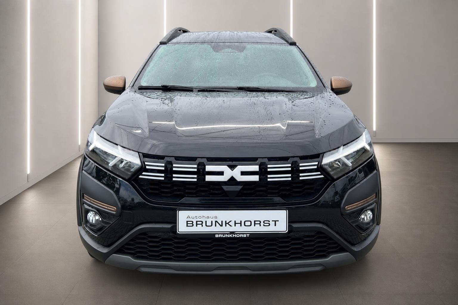 Dacia Jogger schwarz Frontansicht mit Kuehlergrill und LED-Scheinwerfern
