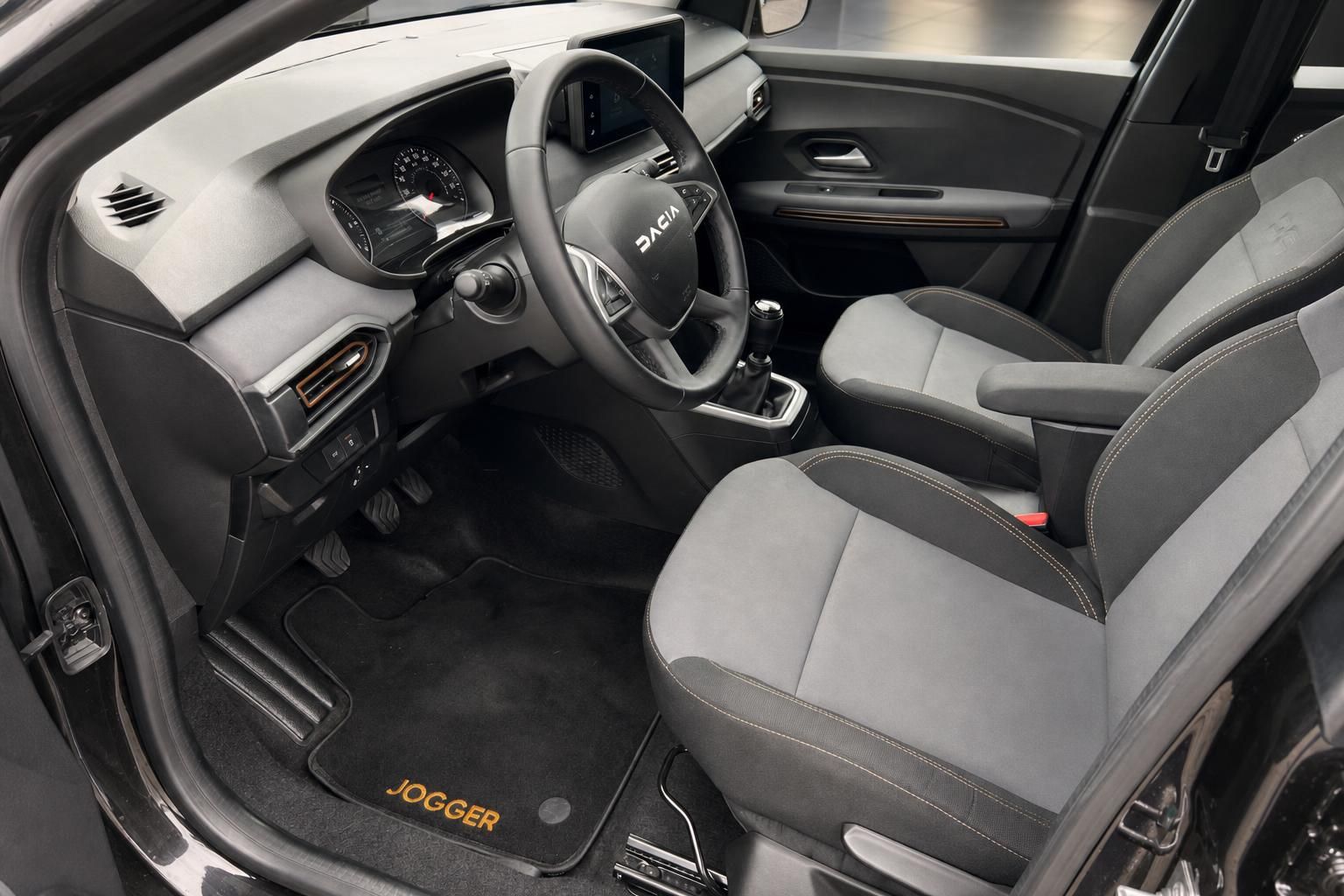 Dacia Jogger Innenraum Vordersitze und Armaturenbrett Detailansicht