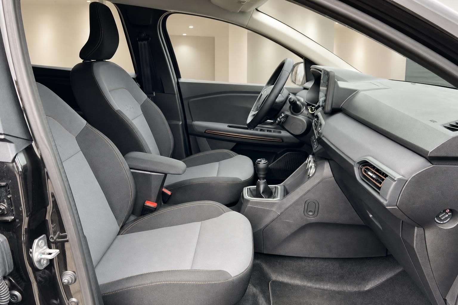 Dacia Vordersitze und Cockpit mit Schaltgetriebe im Innenraum