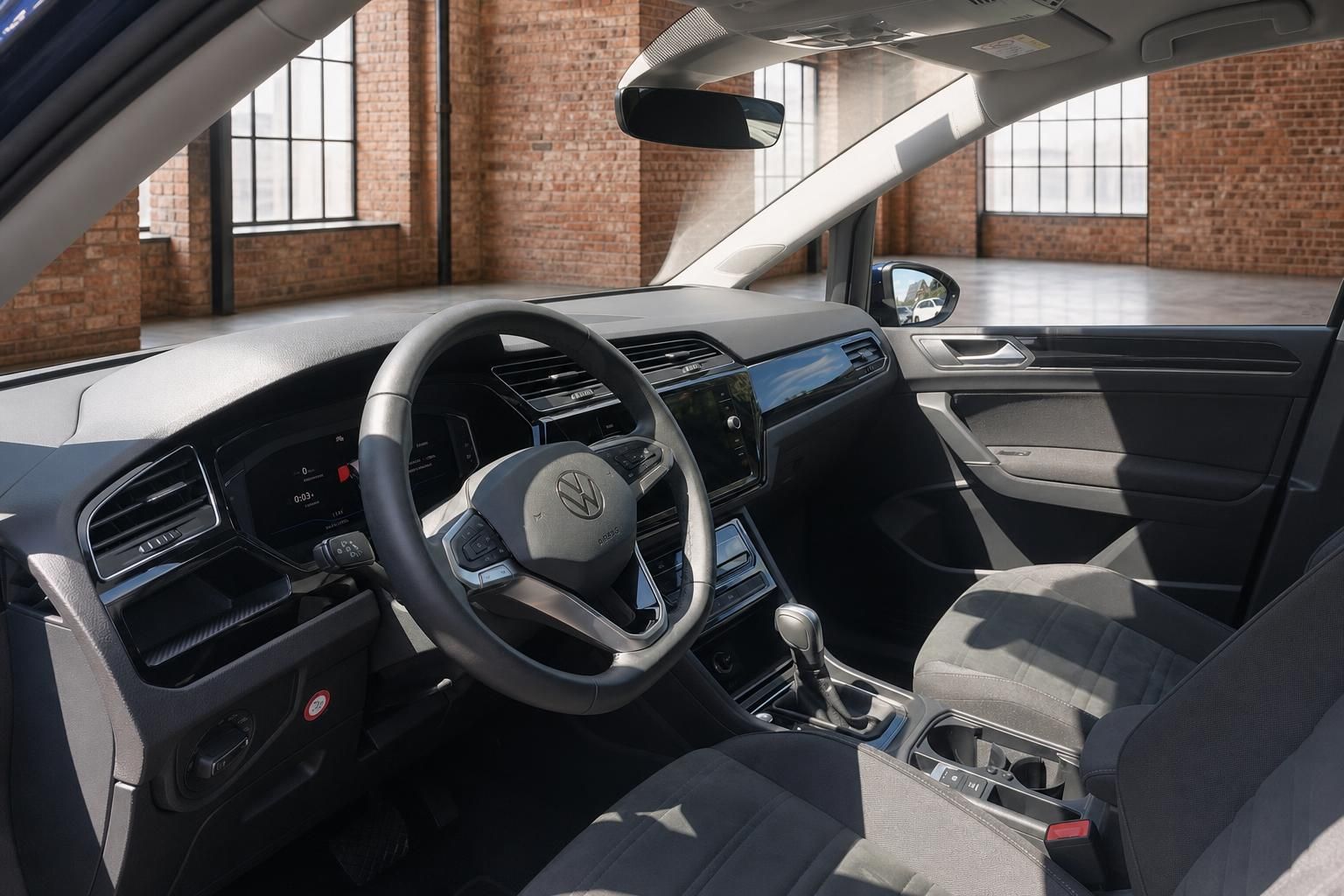 Innenraum VW Touran mit Cockpit, Lenkrad und Armaturenbrett