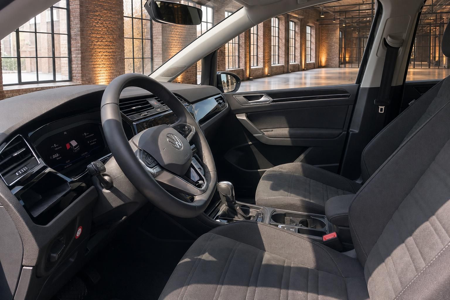 VW Innenraum mit Cockpit, Lenkrad und Sitzen in moderner Industriehalle