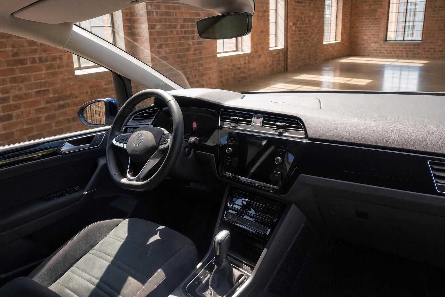 VW Fahrerbereich mit Lenkrad, Touchscreen und Armaturenbrett im Detail