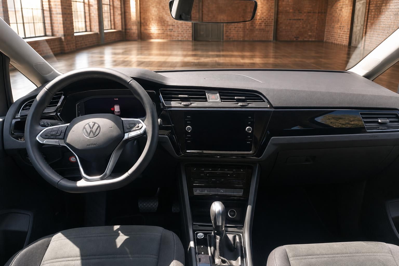 VW Cockpit Ansicht mit Lenkrad, Infotainment und Armaturenbrett