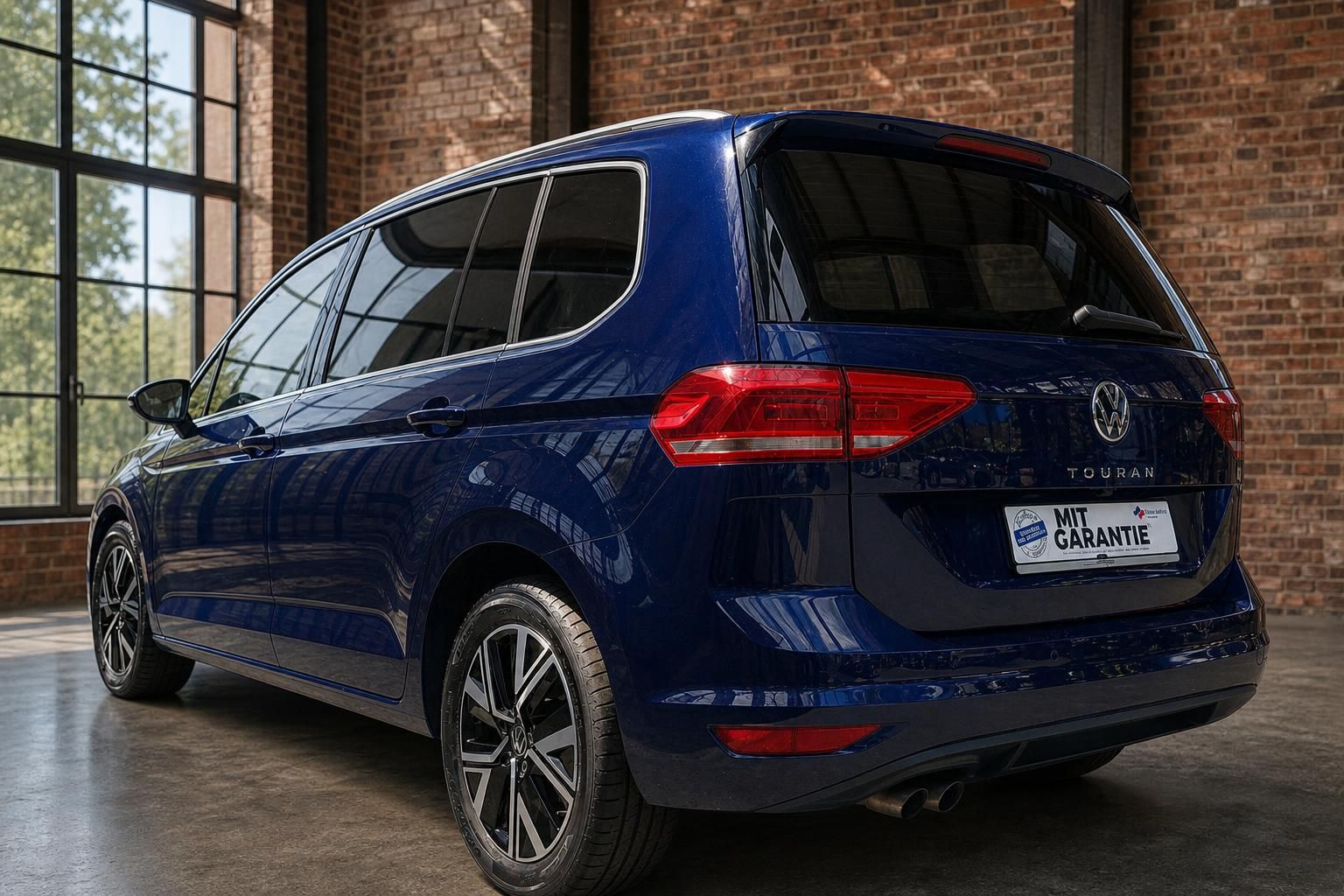 VW Touran blau Heckansicht mit Rücklichtern und Kennzeichen