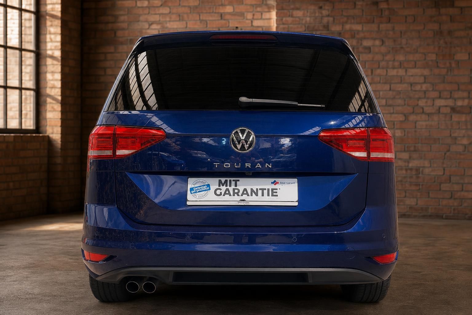 VW Touran blau Heckansicht frontal mit Logo und Schriftzug