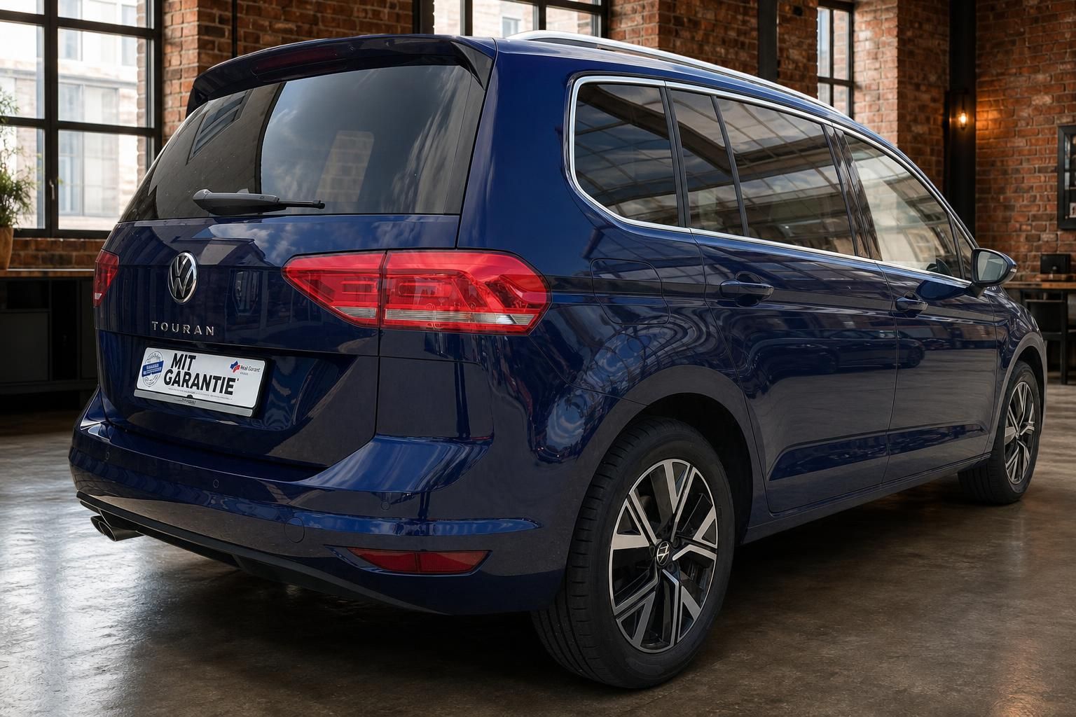 VW Touran blau metallic Heck-Seitenansicht mit Felgen