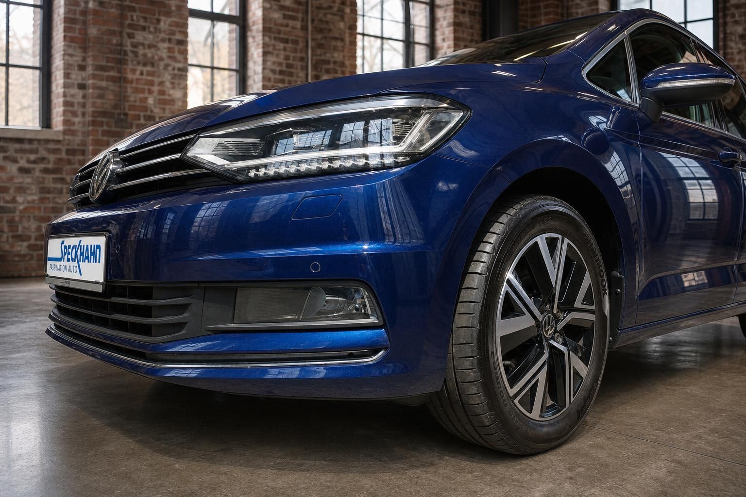 VW Touran blau Frontpartie und Felge im Detail, Speckhahn Autohaus