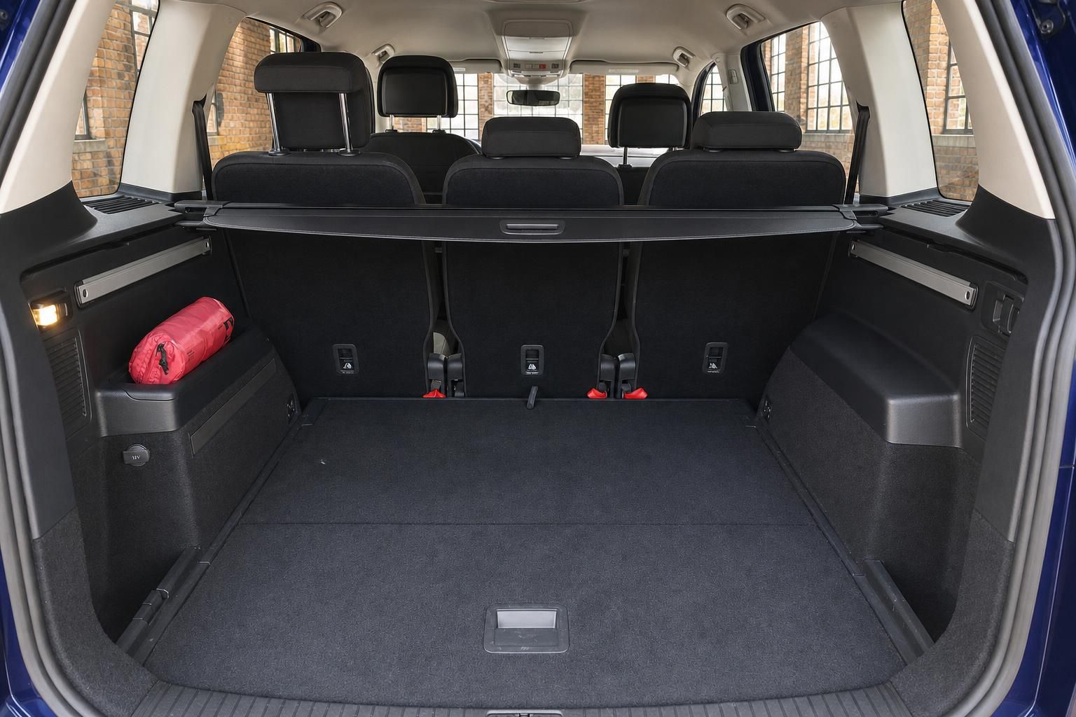 VW Touran Kofferraum leer mit umklappbaren Rücksitzen und viel Stauraum