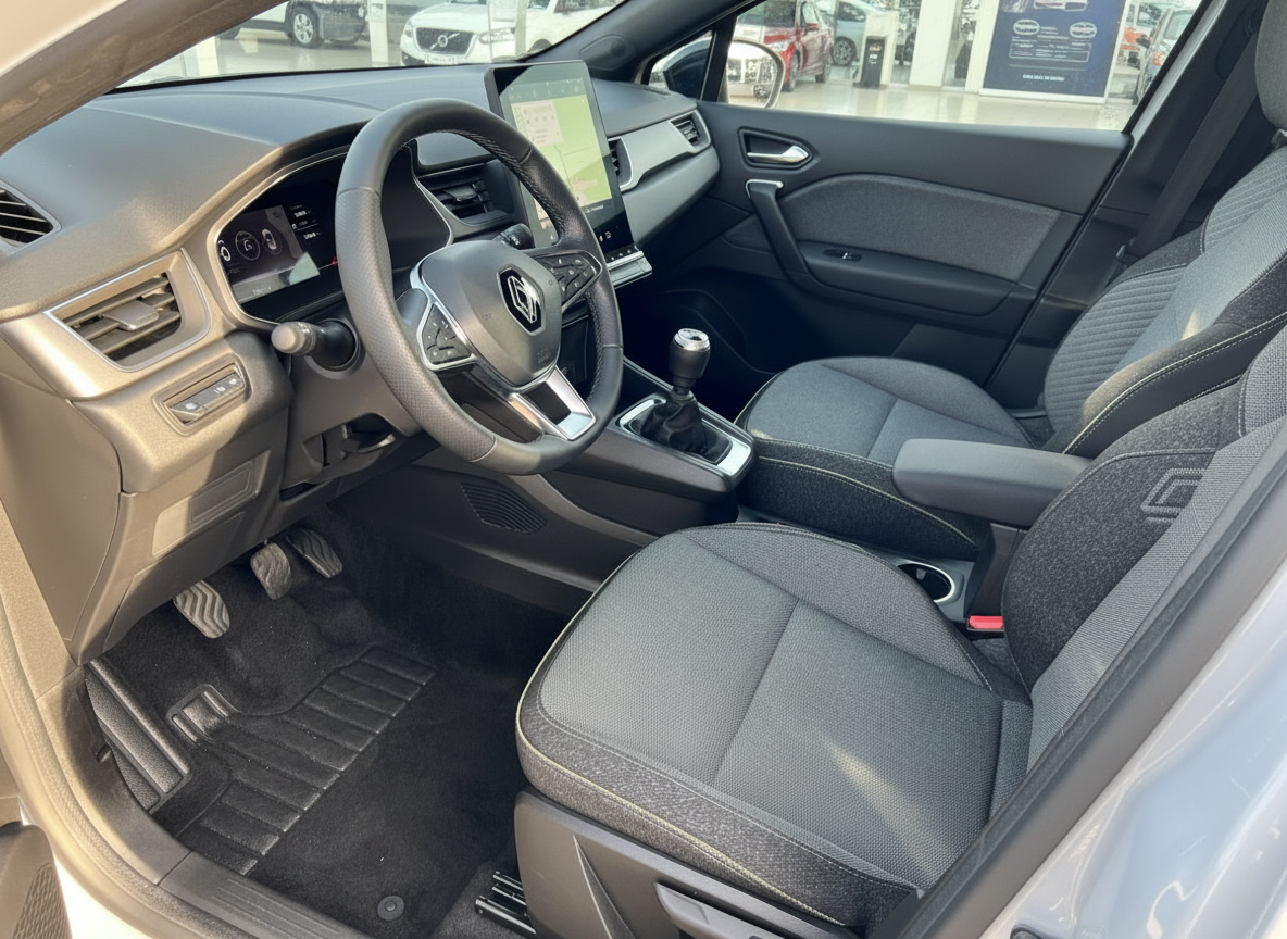 Dacia Innenraum mit Lenkrad, Touchscreen-Navigation und schwarzen Stoffsitzen – Fahrerseite