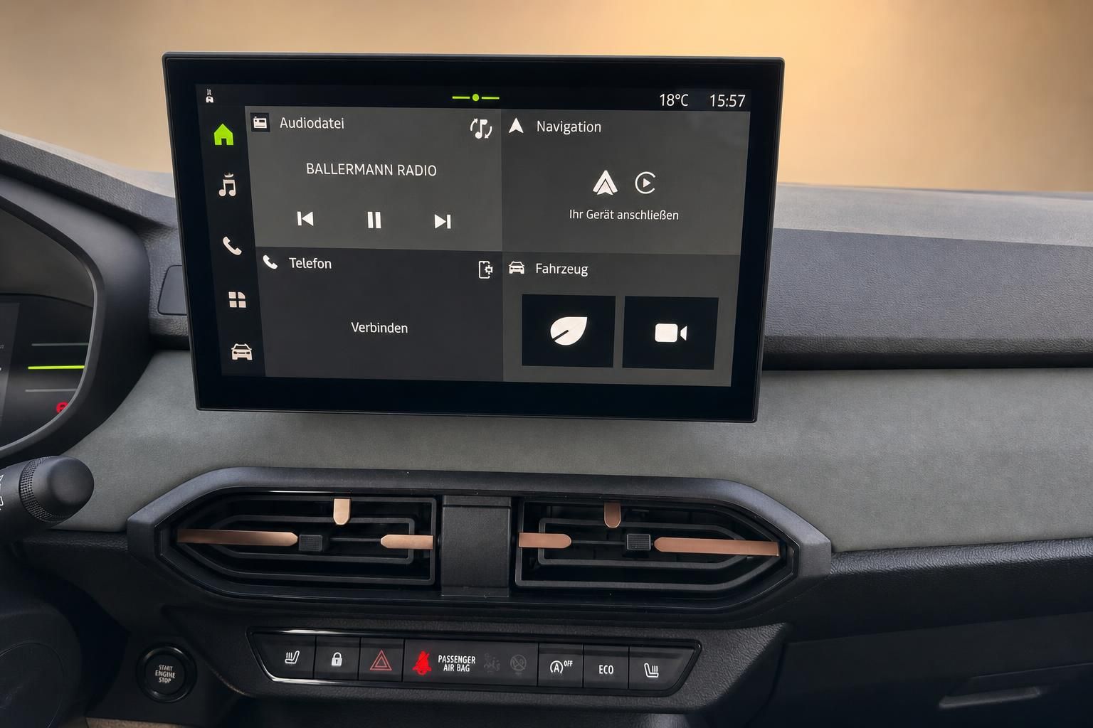 Fahrzeug Infotainment-System mit Touchscreen Navigation und Klimaanlage Bedienfeld