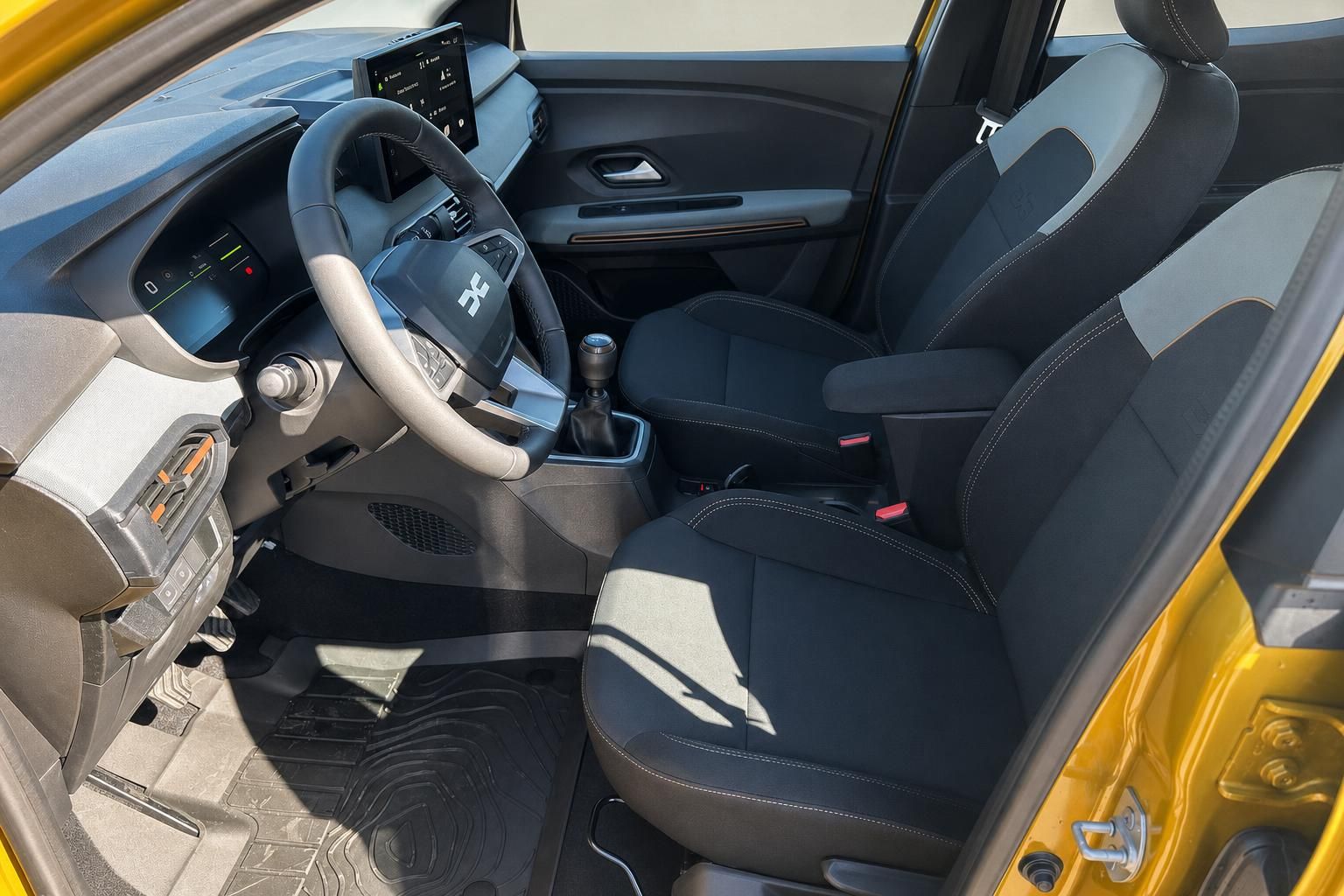 Dacia Sandero Stepway Innenraum Cockpit mit Lenkrad Sitze und Infotainment-Display