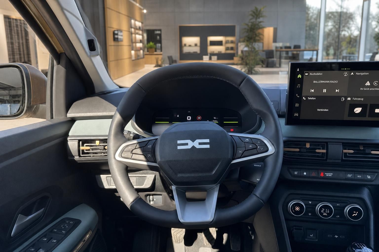 Fahrzeug Innenraum mit modernem Lenkrad und Touchscreen-Display im Armaturenbrett