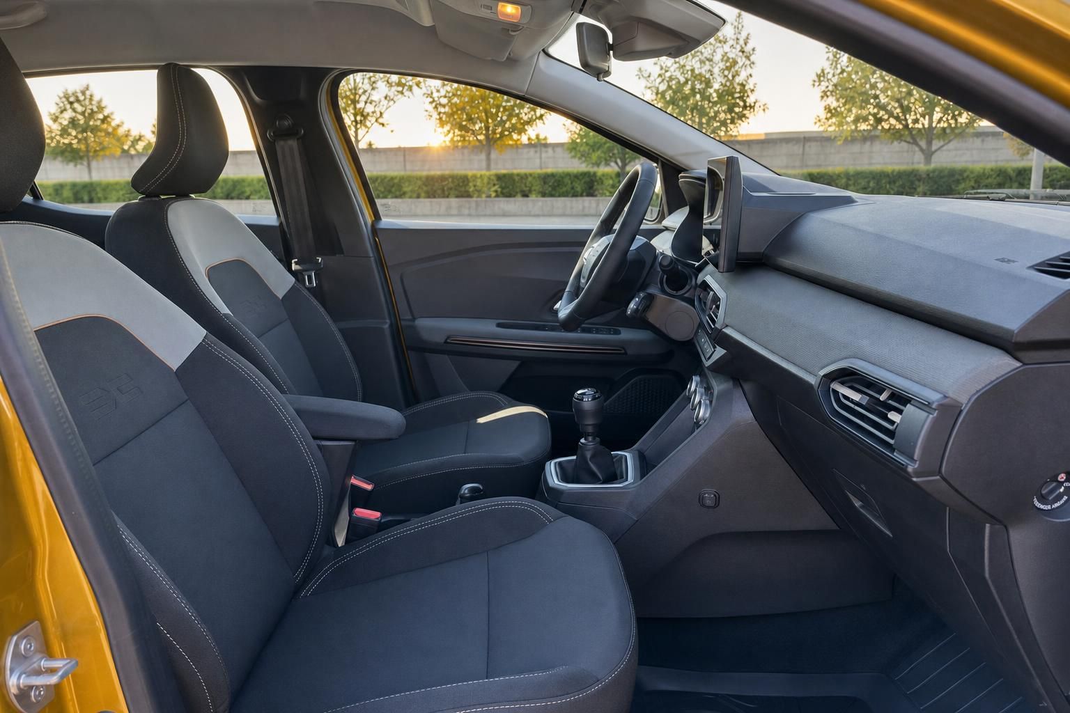 Auto Cockpit mit schwarzen Sitzen, Schaltgetriebe und modernem Dashboard Design