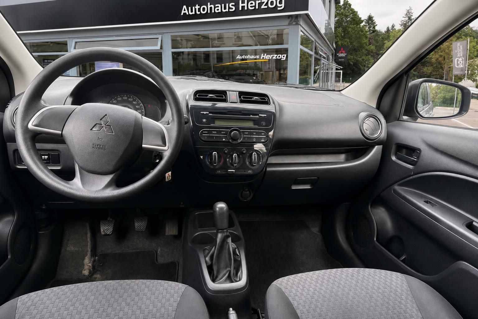 Mitsubishi Space Star Innenraum Armaturenbrett grau Stoff Mittelkonsole Radio
