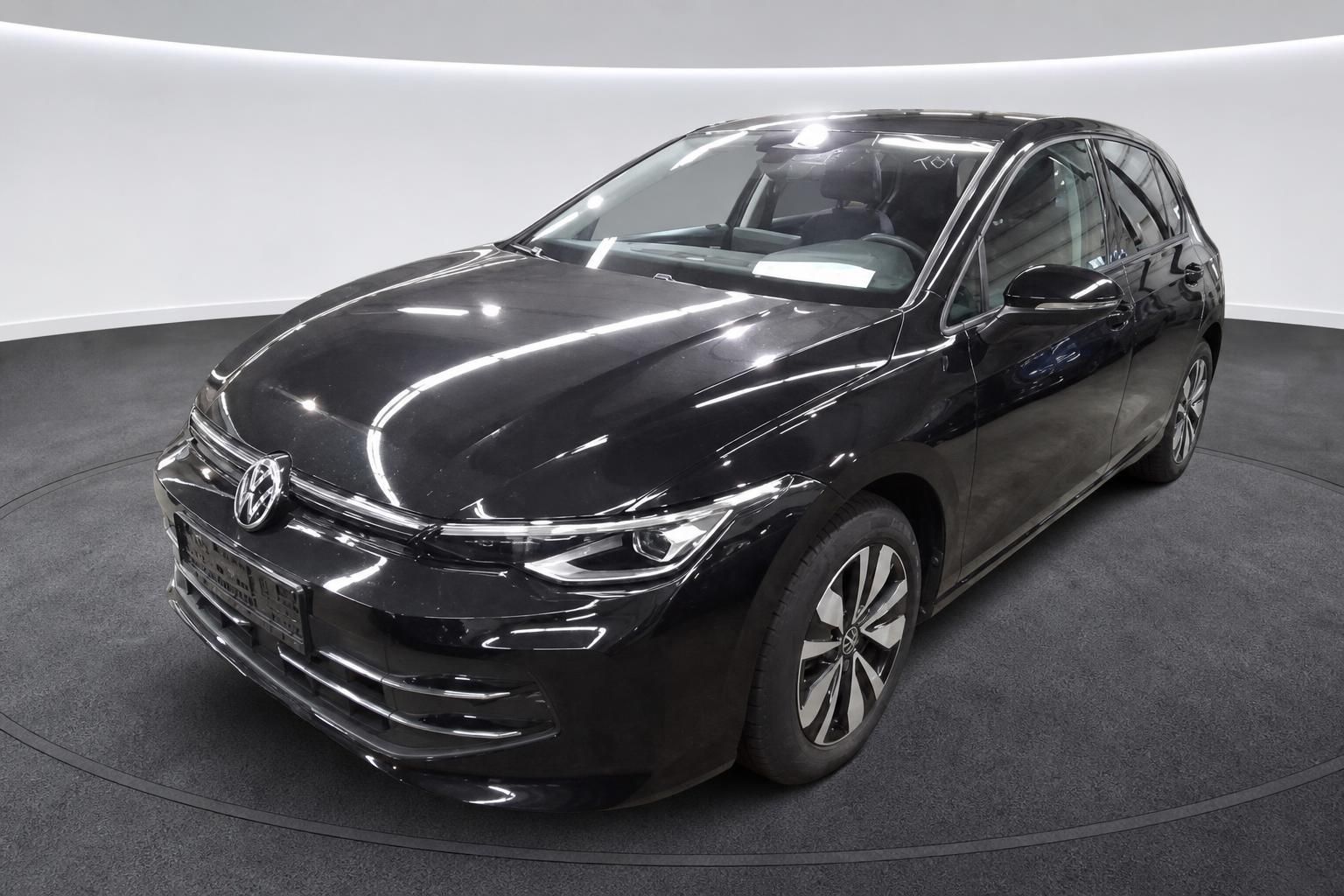 VW Golf schwarz Frontansicht seitlich in Ausstellungsraum