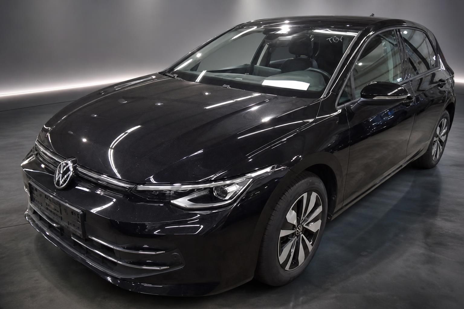 VW Golf schwarz Frontansicht mit Panoramadach im Studio