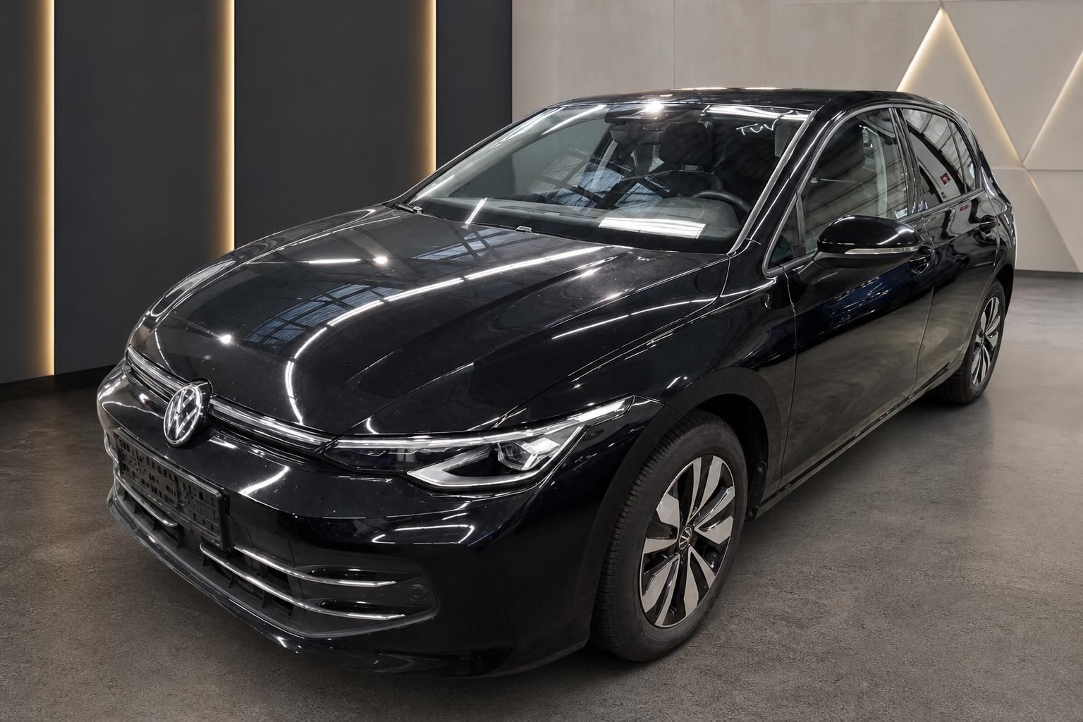 VW Golf schwarz Frontansicht im Autohaus Showroom