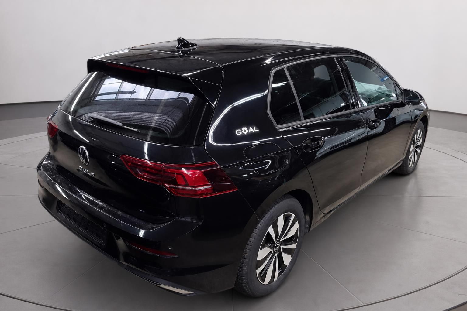 VW Golf schwarz Heckansicht mit Rueckleuchten und Alufelgen