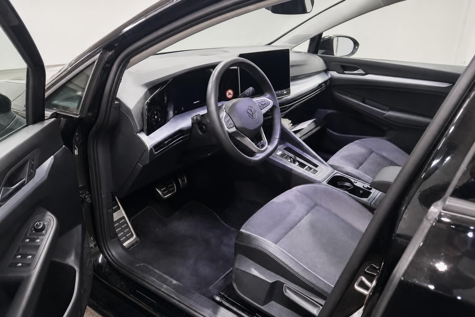 VW Golf Innenraum Cockpit mit Lenkrad und Sitzen