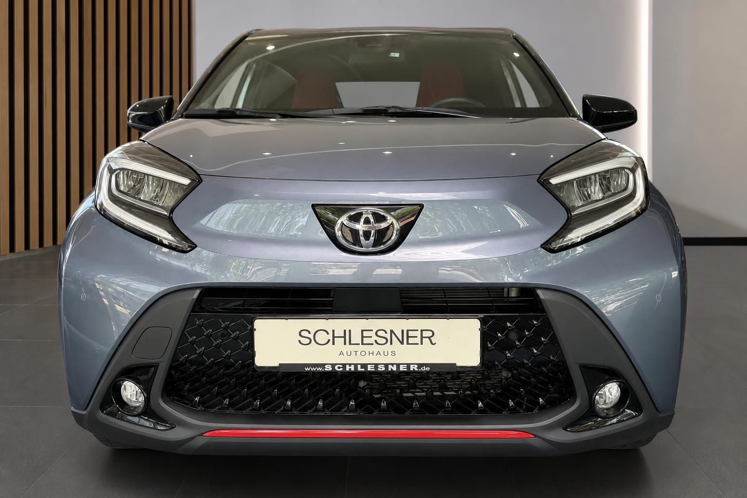 Toyota Aygo X Frontansicht mit Kühlergrill und LED-Scheinwerfern