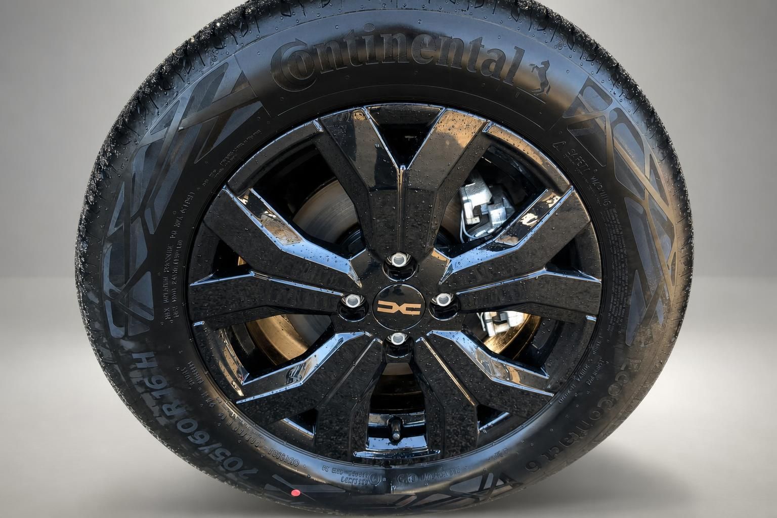 Continental Reifen auf schwarzer Leichtmetallfelge mit modernem Speichen-Design