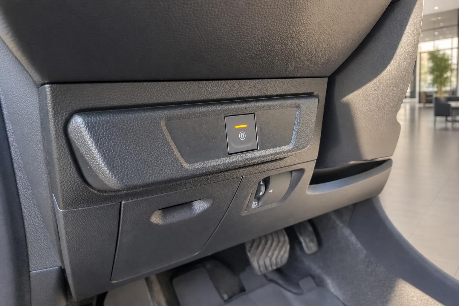 Fahrzeug-Innenraum mit Handbremse und elektrischen Fensterheber-Bedienelementen