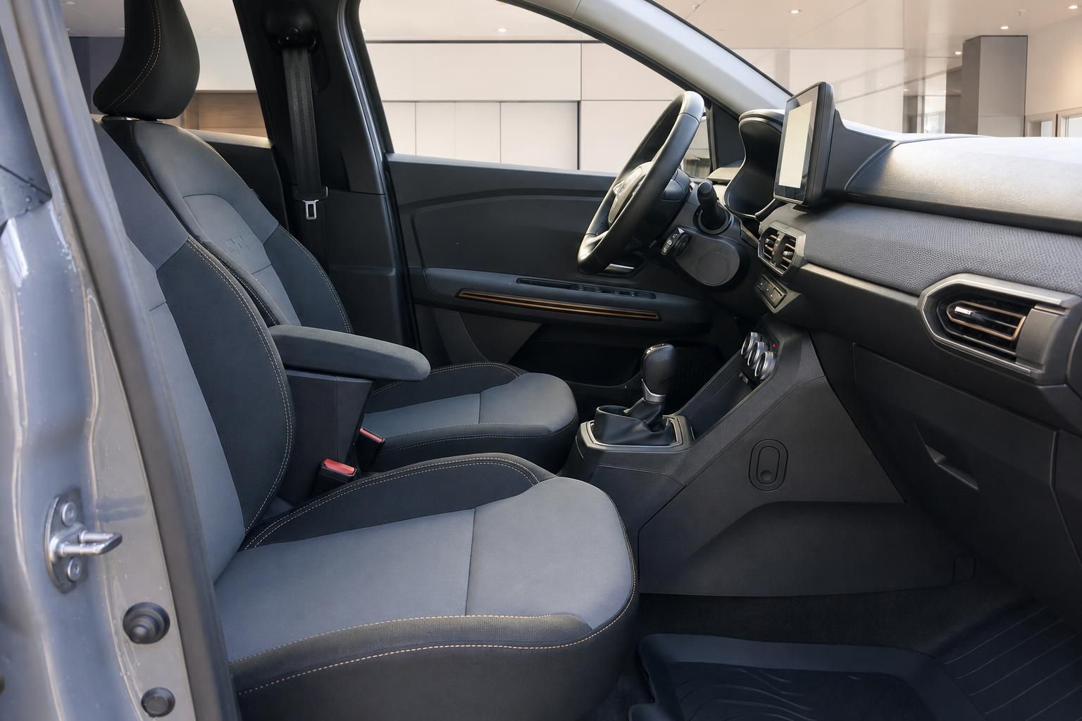Dacia Fahrzeug Innenansicht Vordersitze mit grauer Polsterung und Armaturenbrett