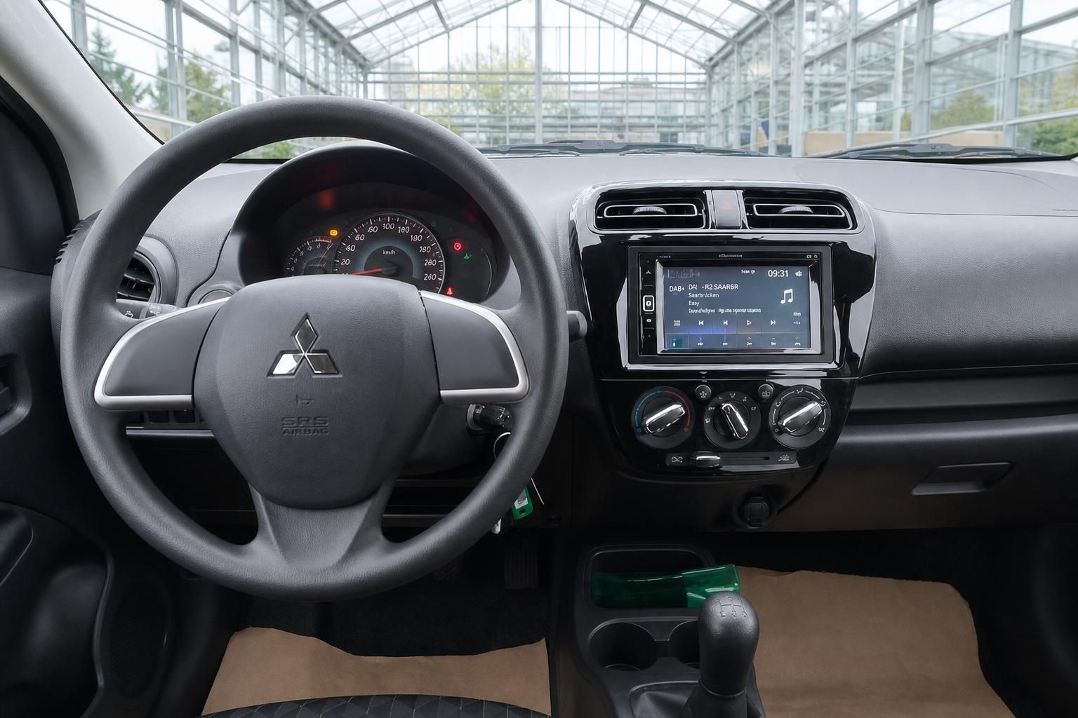 Mitsubishi Space Star Cockpit mit Lenkrad, Tacho und DAB+ Infotainmentsystem