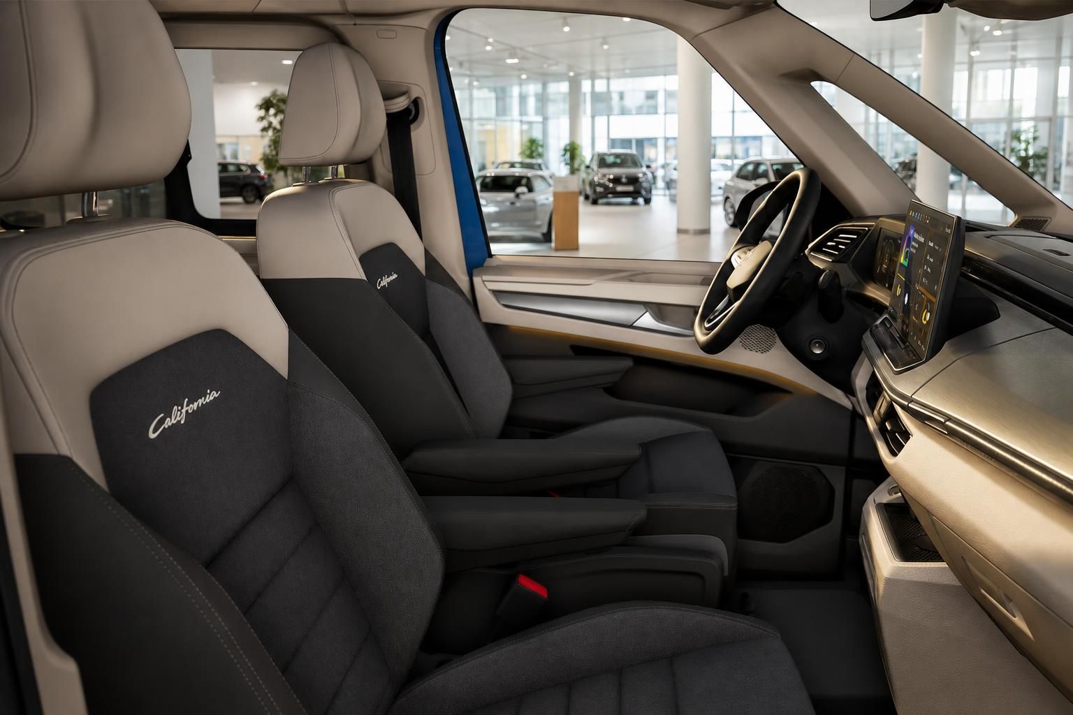VW California Innenraum mit Cockpit und Sitzen in Beige-Schwarz