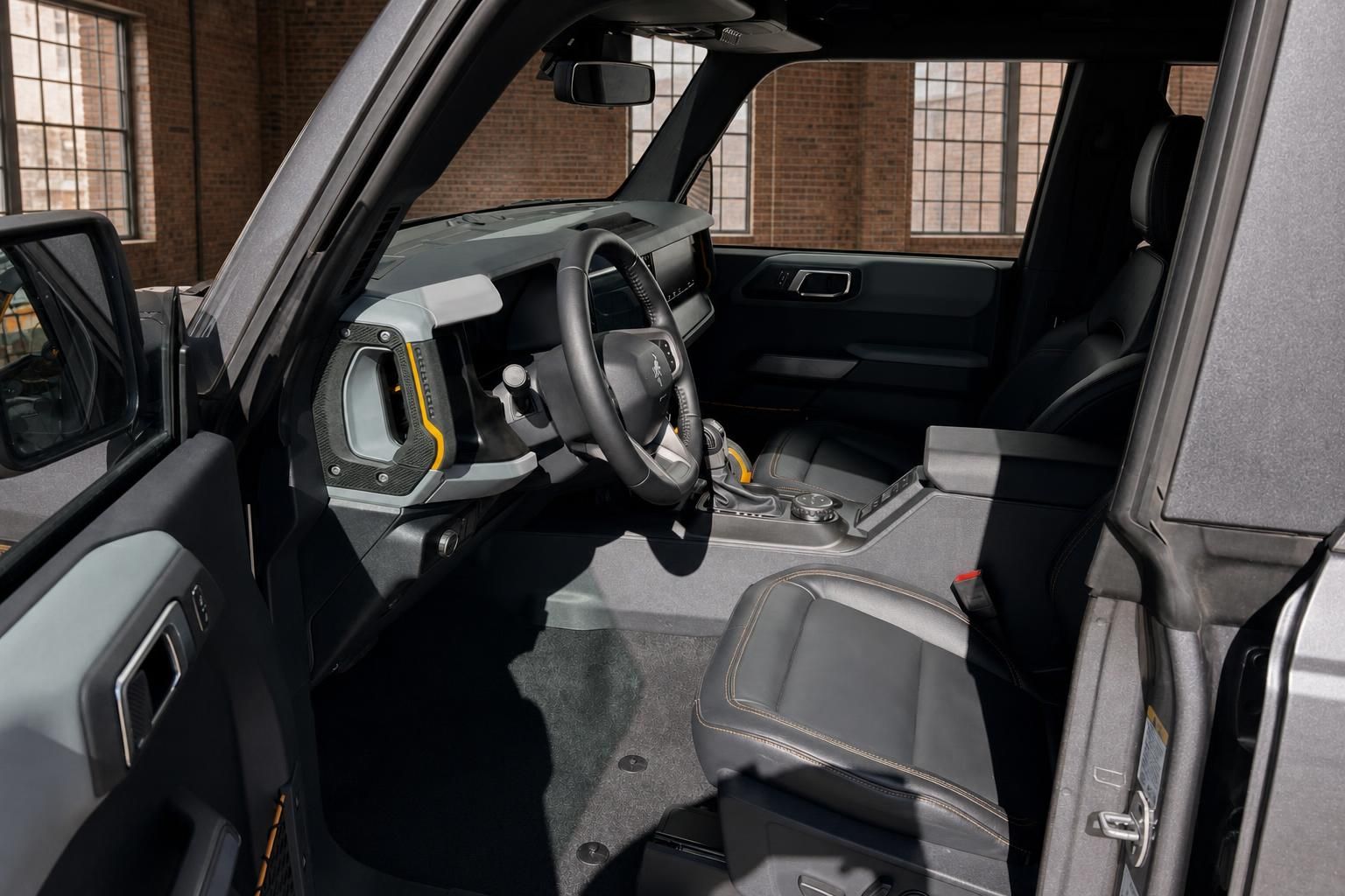 Ford Bronco Innenraum Fahrerseite mit Lenkrad Schalthebel und Ledersitzen in Grau