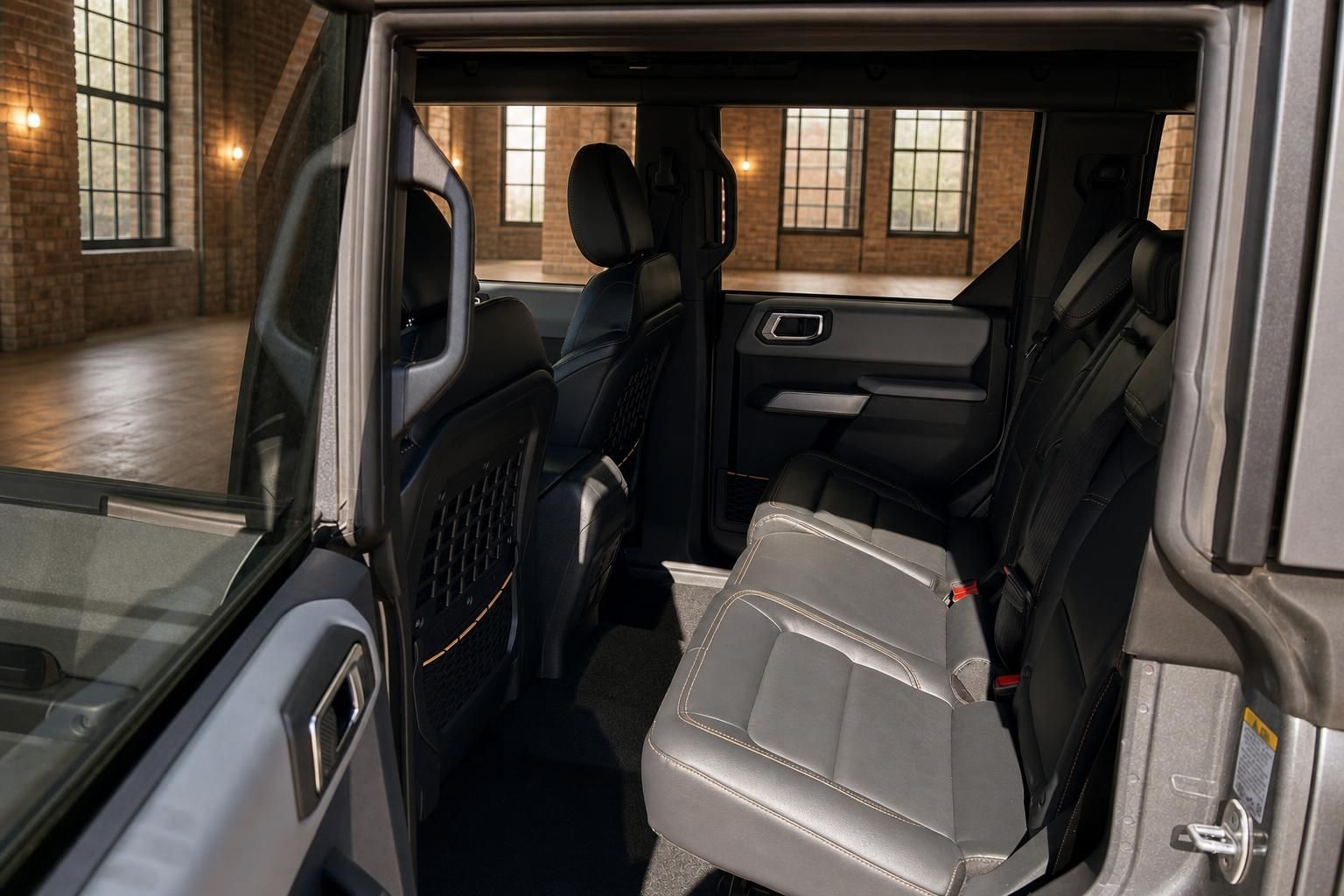 Ford Bronco Innenraum Rücksitzbereich mit grauem Leder und geöffneter Tür