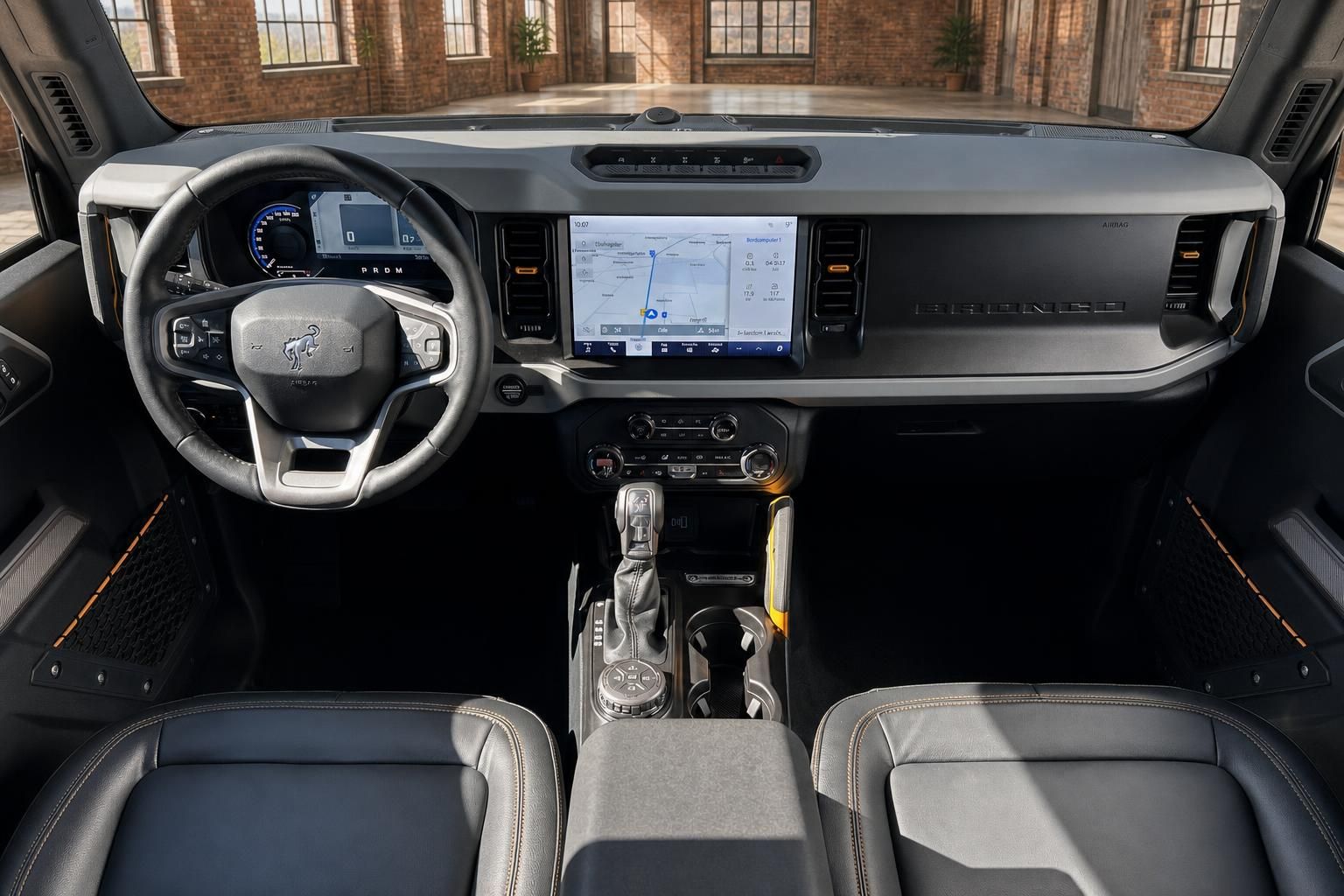 Ford Bronco Innenraum Fahrerseite mit Navigationssystem und BRONCO-Schriftzug auf Armaturenbrett
