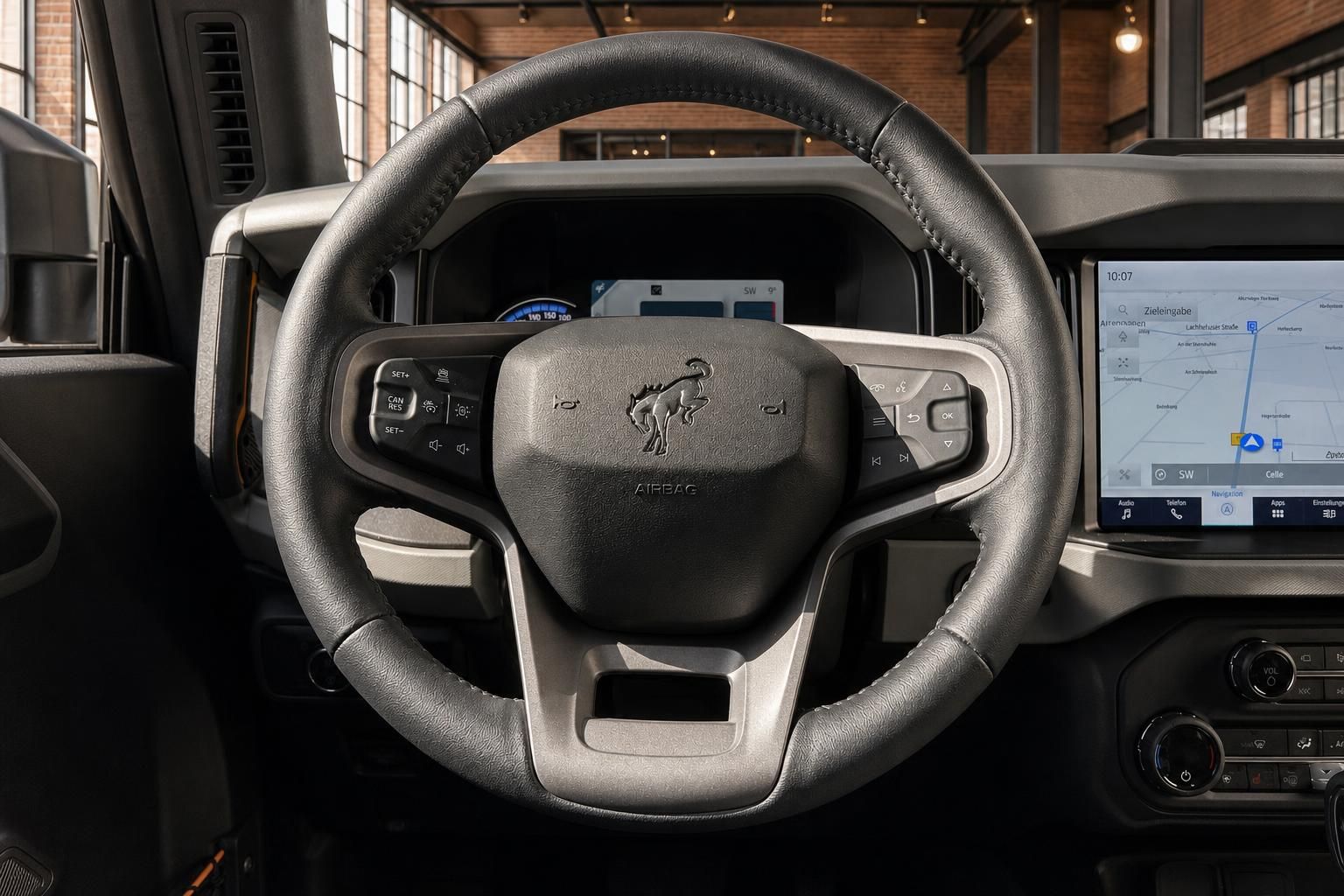 Ford Bronco Lenkrad mit Bronco-Logo, Multifunktionstasten und Touchscreen-Navigation