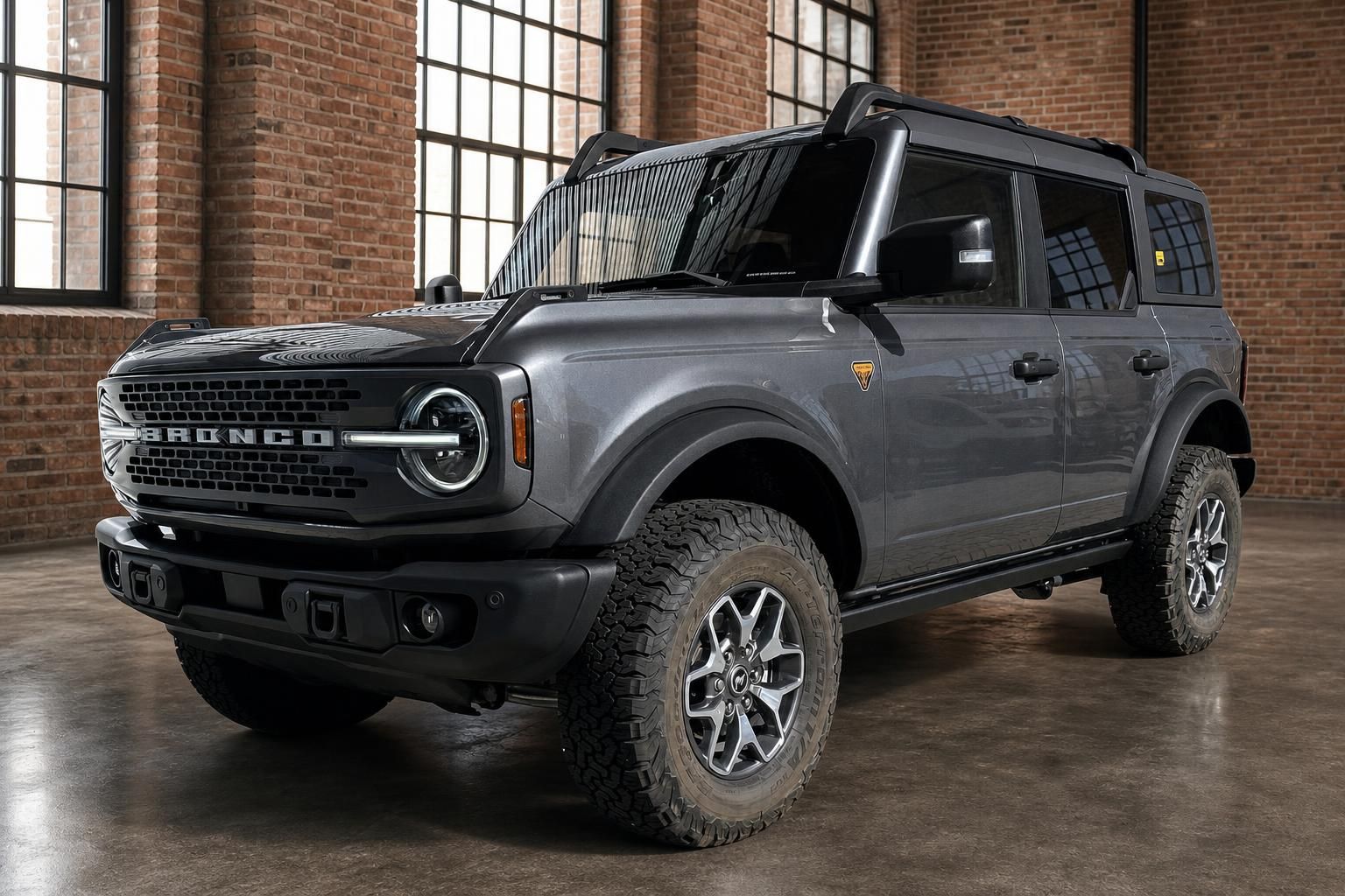 Ford Bronco grau SUV Frontansicht schräg mit BRONCO-Schriftzug und Geländereifen