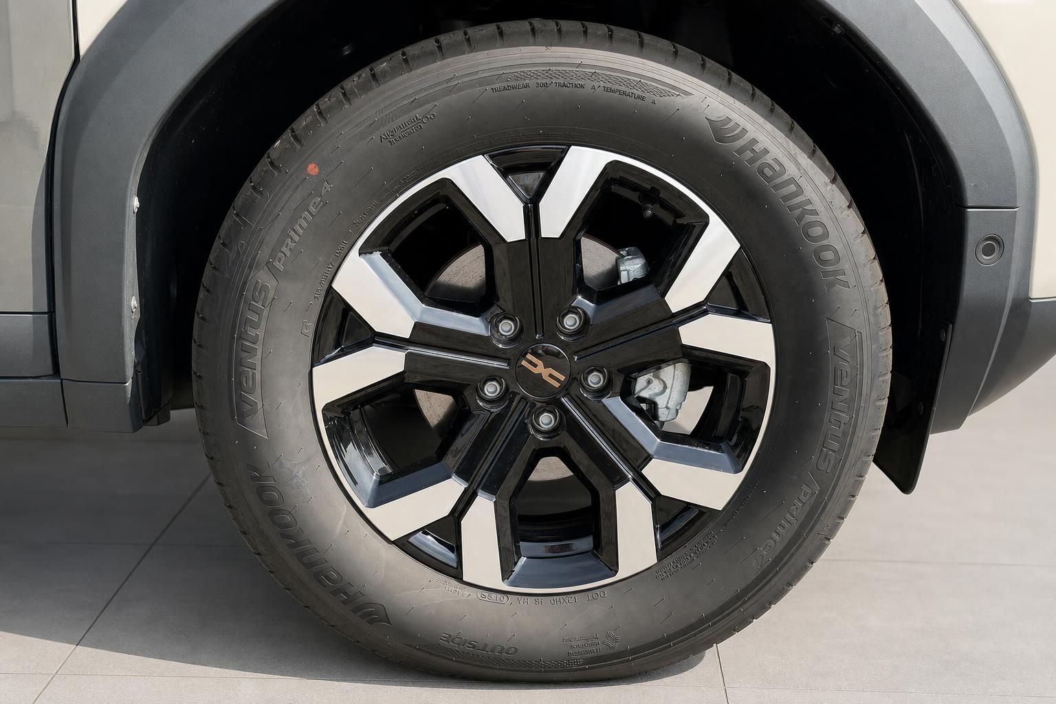 Dacia Duster Alufelge Nahaufnahme mit Hankook Ventus Prime 4 Reifen