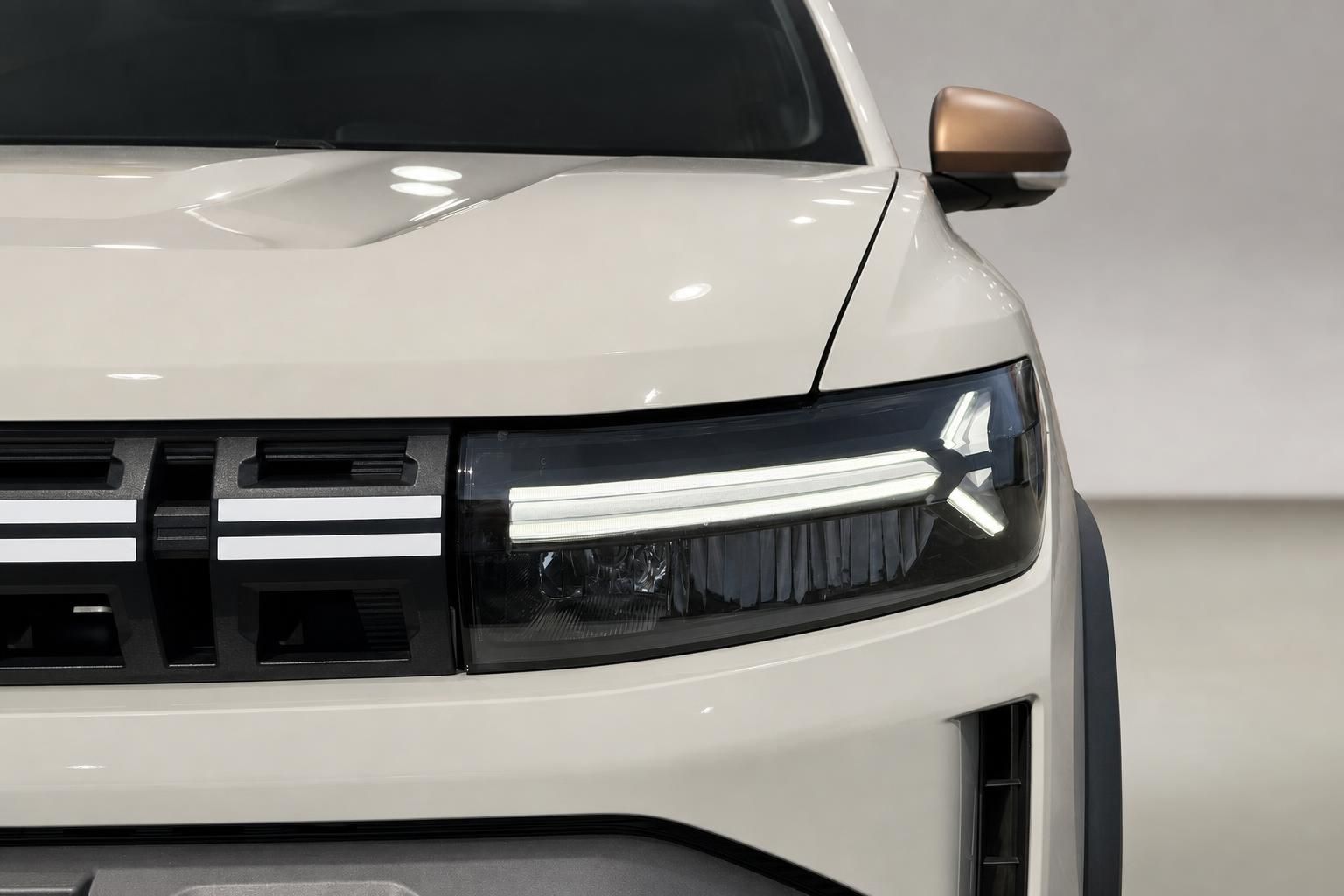 Weißes SUV Frontdetail mit LED-Scheinwerfer und Kühlergrill Nahaufnahme