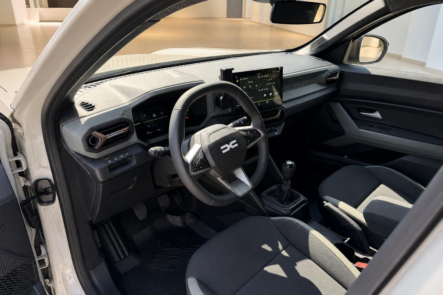 Dacia Duster Innenraum Fahrerseite mit Lenkrad, Schaltgetriebe und Infotainment