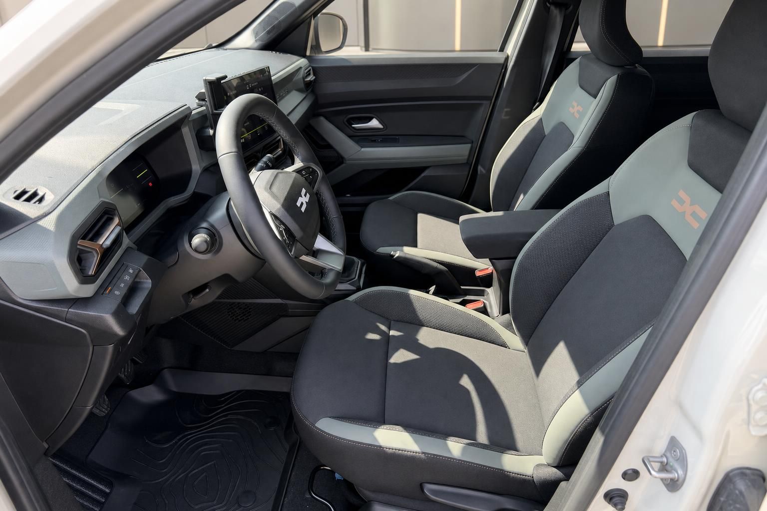 Dacia Duster Innenraum Fahrerseite mit Lenkrad, Cockpit und Vordersitzen