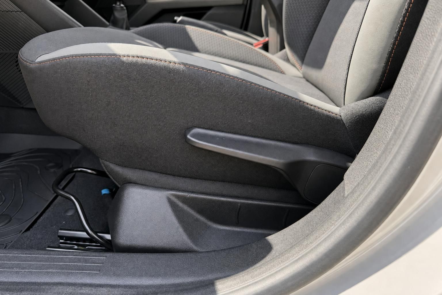 Dacia Duster Innenraum Detailansicht Vordersitz mit Armlehne und Sitzbezug