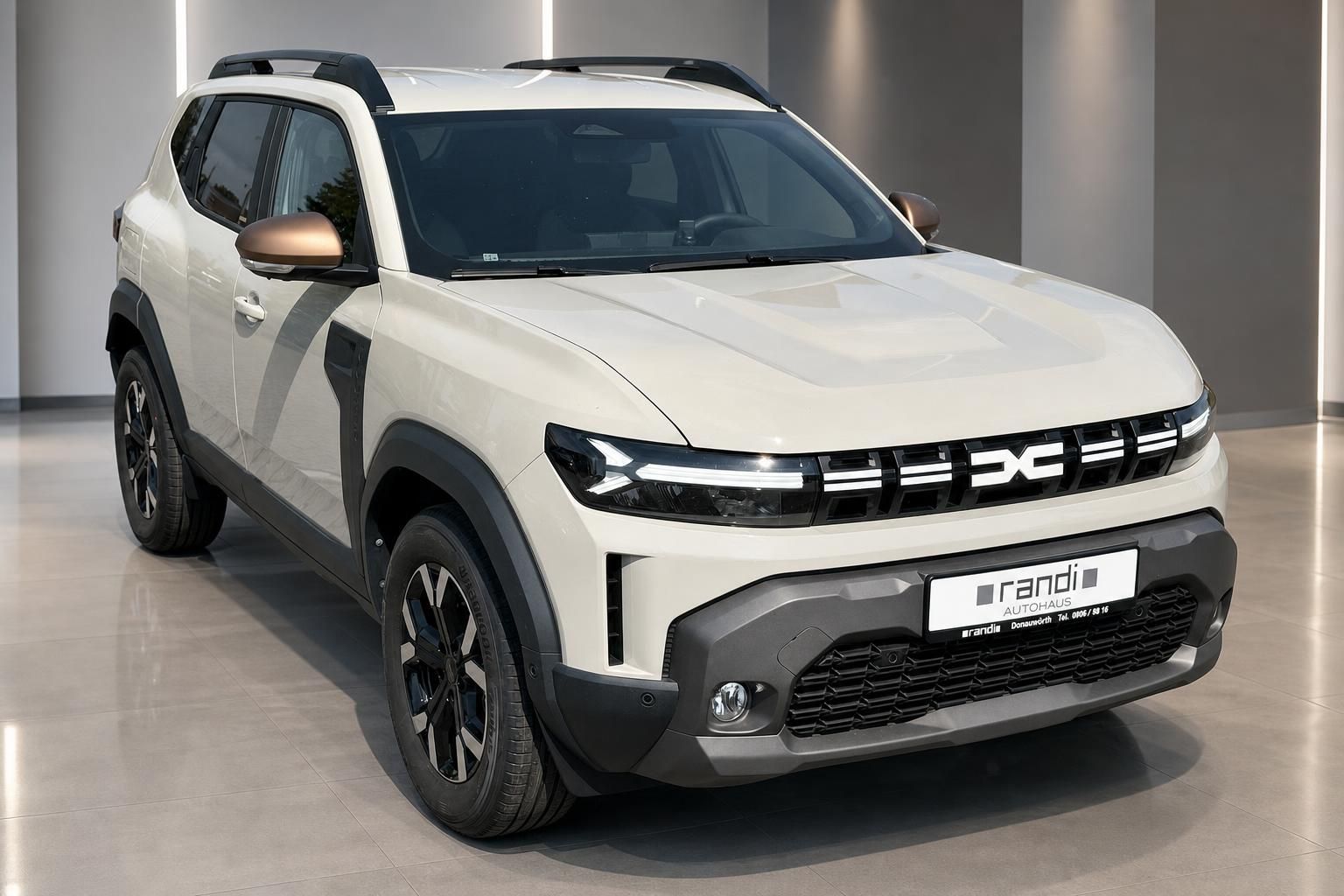 Dacia Duster SUV in Beige Schrägansicht vorne links im Autohaus Randi Donauwörth