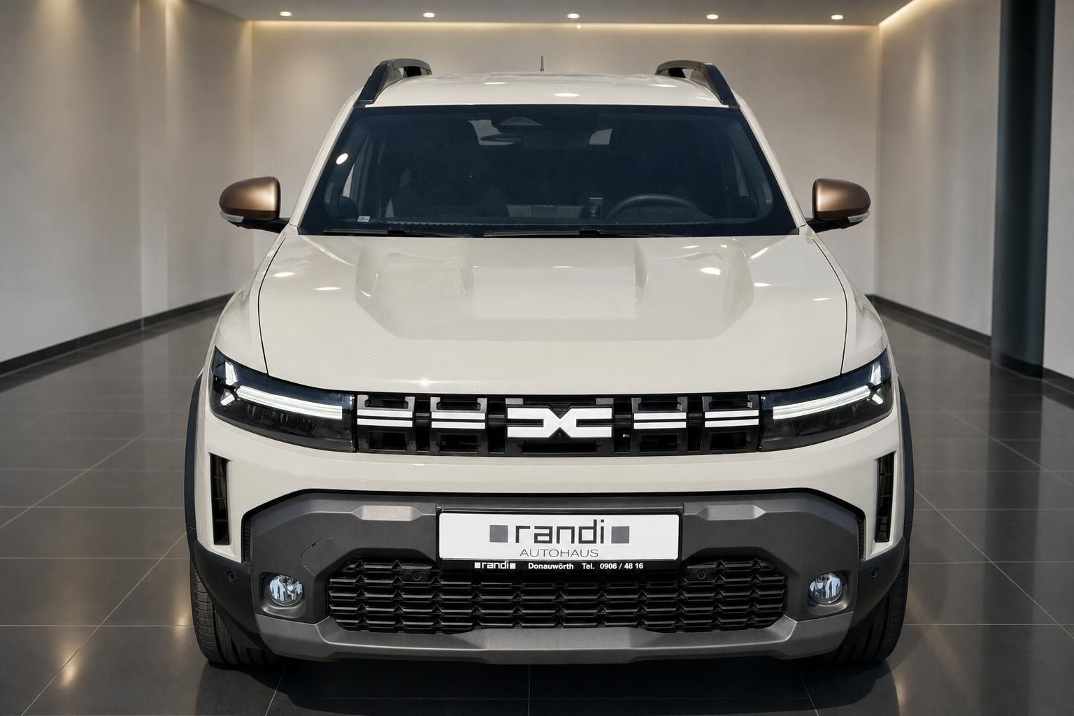 Dacia Duster SUV in Beige Frontansicht im Autohaus Randi Donauwörth
