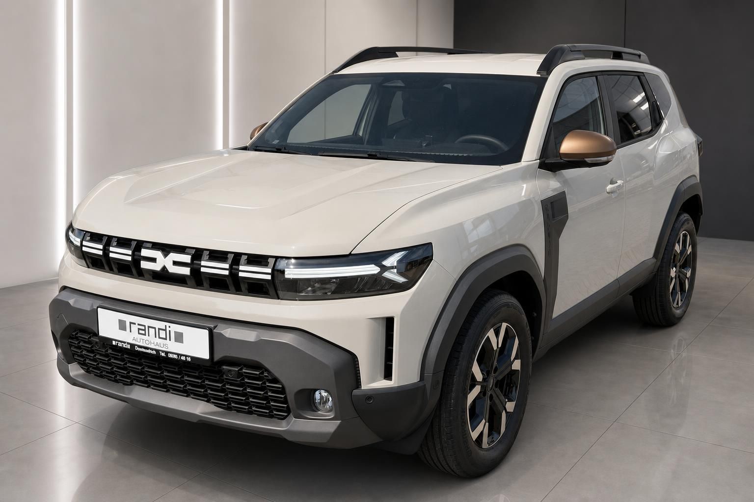 Dacia Duster SUV in Beige Dreiviertelansicht vorne links im Autohaus Randi Donauwörth