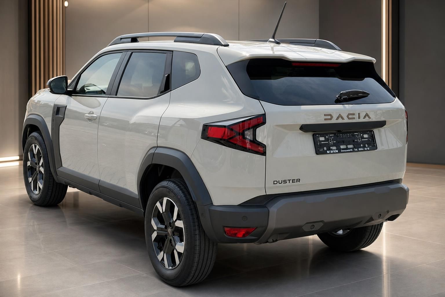 Dacia Duster SUV in Weiß – Heckansicht schräg links im Showroom