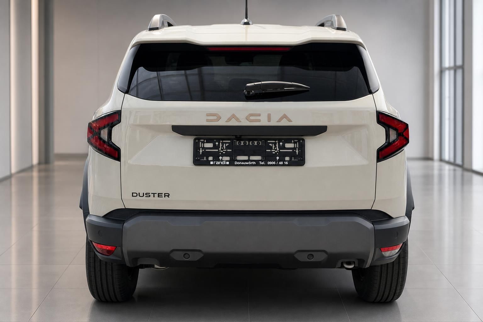Dacia Duster SUV in Weiß – direkte Heckansicht im Showroom