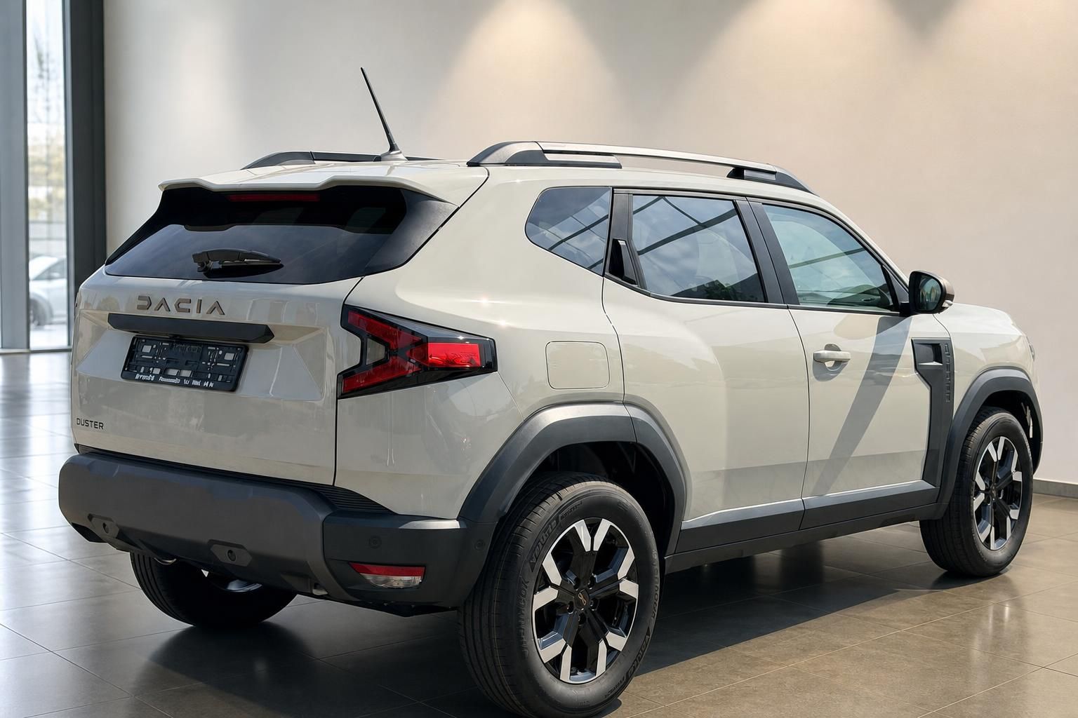 Dacia Duster SUV in Weiß – Heckansicht schräg rechts im Autohaus